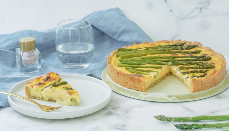 Recept na jarný zeleninový koláč: Upečte si tart so špargľou a bešamelovou omáčkou mornay