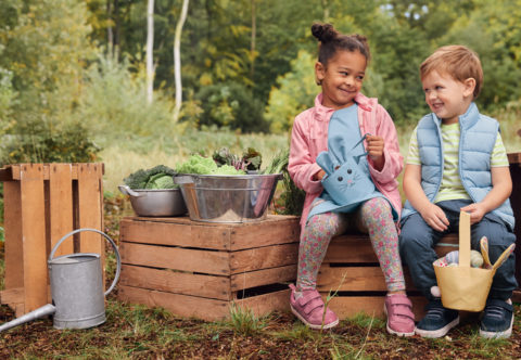 Je jar, vypusťme deti von! Ako ich obliecť, aby odolali vetru, blatu, slnku aj dažďu?