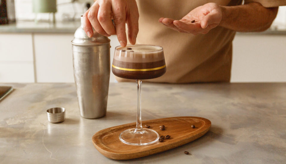 Namiešajte si doma Espresso Martini – ikonický koktail z vašich obľúbených filmov
