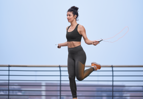 Už zase skáčem cez švihadlo: Tipy, ako úspešne a bezbolestne švihať ako profíci z videí