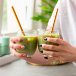 Ľadové matcha latté s jahodami: Vyskúšajte trend tohto leta, ktorý osloví aj tých, komu doteraz zelený čaj matcha nevoňal