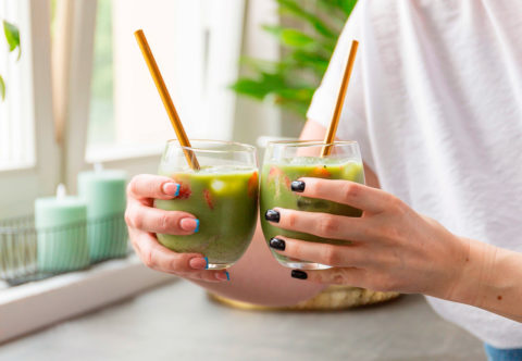 Ľadové matcha latté s jahodami: Vyskúšajte trend tohto leta, ktorý osloví aj tých, komu doteraz zelený čaj matcha nevoňal