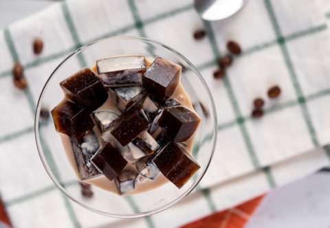 Povzbudzujúca káva a osviežujúci dezert v jednom… Pozvite svojich blízkych na jedlú kávu alebo Coffee Jelly!