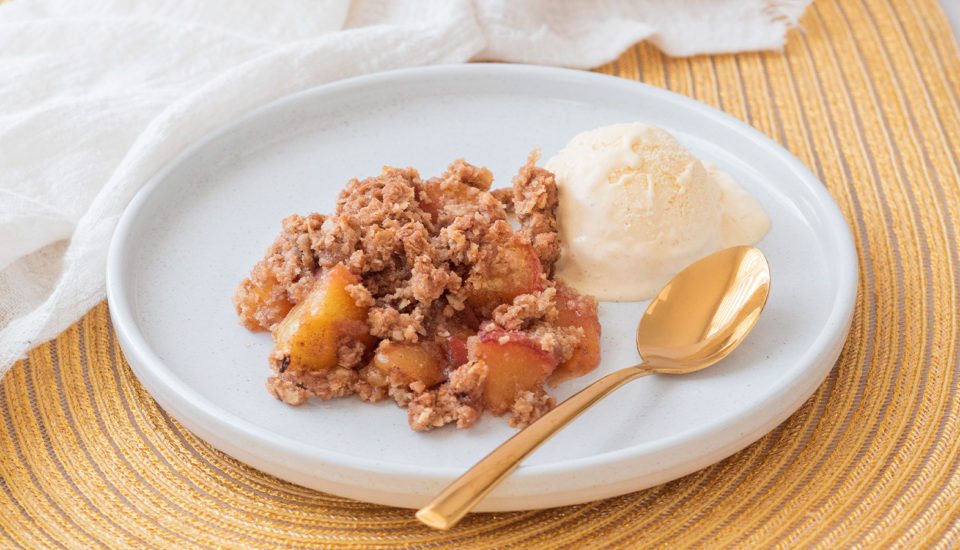 Vnútri šťavnaté, na povrchu chrumkavé: Oslaďte si leto ovocným crumble, cobblerom alebo „crispsom“