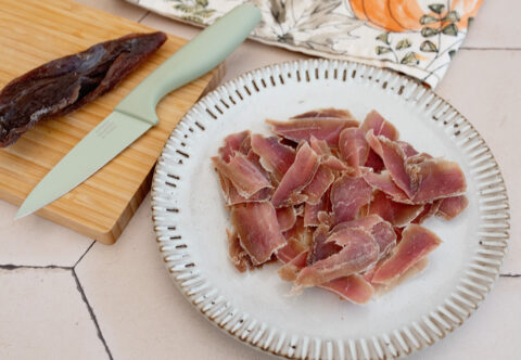 Recept na domáce sušené mäso – pochúťku na sviatočný stôl aj jedlý darček pre gurmánov plný bielkovín