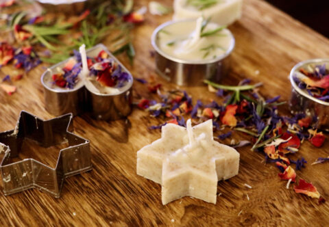 Adventný upcycling: Vyrábam sviečky zo starých vykrajovačiek na koláčiky