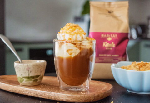 Káva inšpirovaná Crème brûlée: S vanilkovou šľahačkou a karamelovými chrumkami