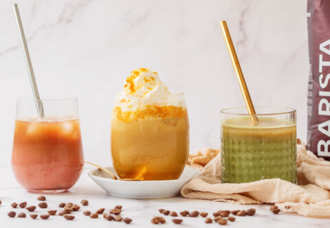 Kávové nápoje farebné ako veľkonočné kraslice: S kurkumou, cviklou a matchou