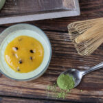 Dezert inšpirovaný nápojom z Tchibo: Matcha panna cotta s mangovo-marakujovým toppingom