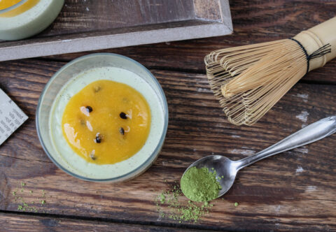Dezert inšpirovaný nápojom z Tchibo: Matcha panna cotta s mangovo-marakujovým toppingom