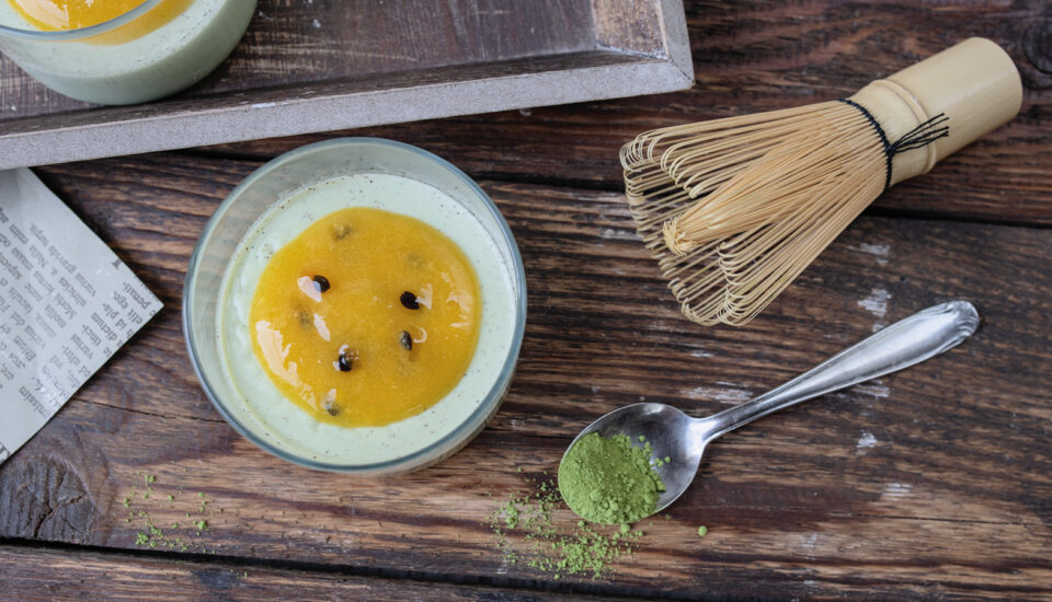 Dezert inšpirovaný nápojom z Tchibo: Matcha panna cotta s mangovo-marakujovým toppingom
