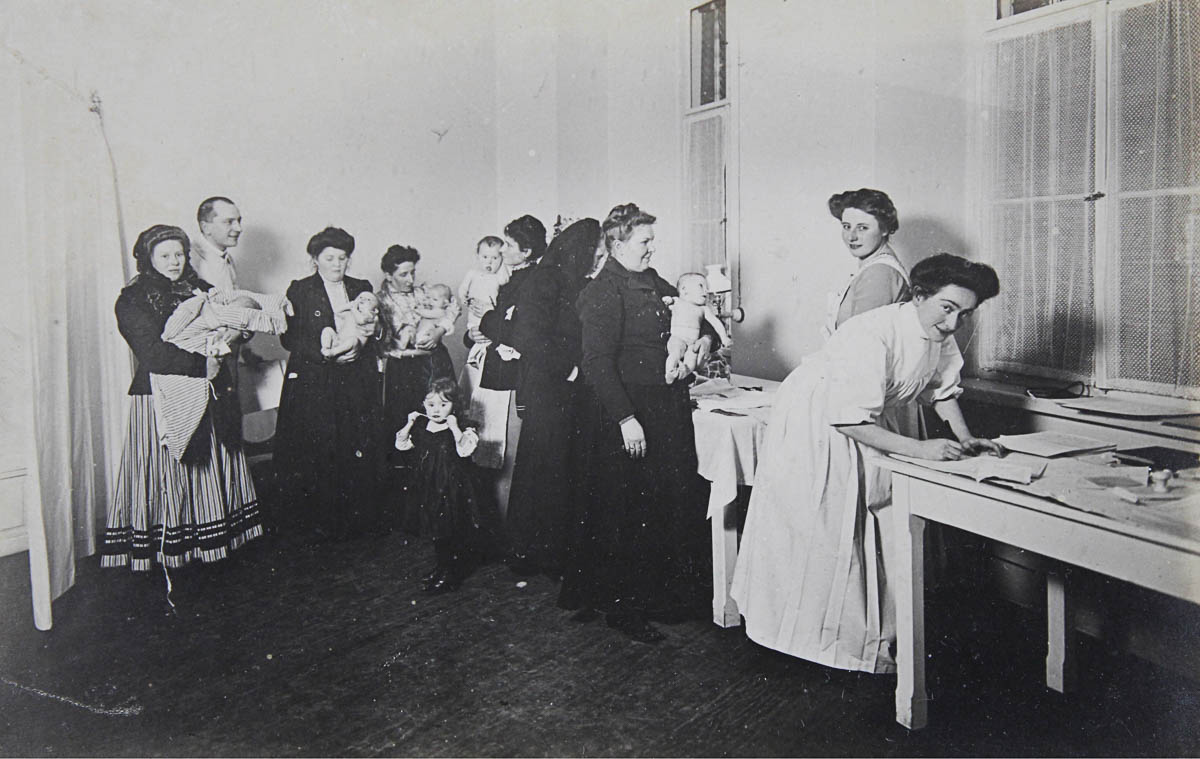 Pravidelná kontrola u dětského lékaře. Foceno v Brně 1911. (Zdroj: Austrian Archives/Imagno/Getty Images)