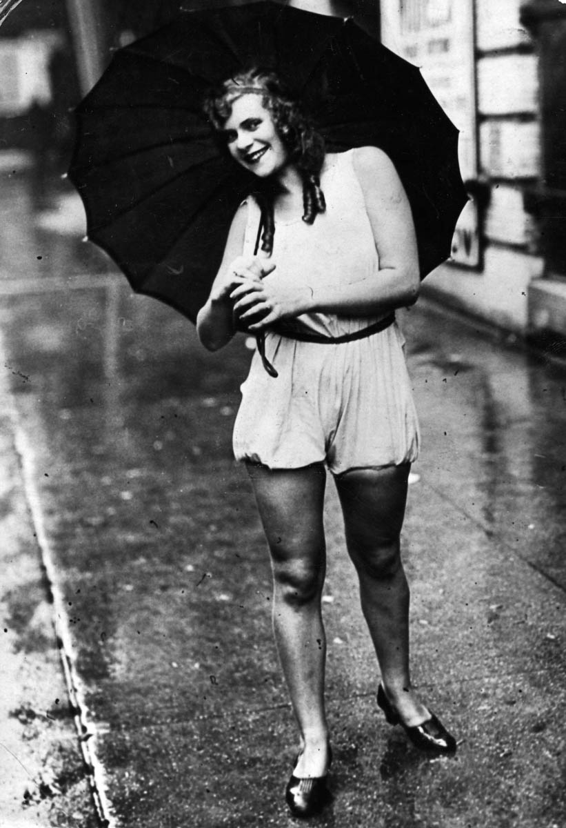  Další vývoj probíhal především ve jménu zkracování, a tak i ubírání množství použitého materiálu. Radikální řez za dlouhými podstrojovacími spodky udělala ve 20. století revoluční přeživší Titaniku, britská návrhářka a módní průkopnice Lucy Duff-Gordon, když výrazně zkrátila délku podvlékaček. Foceno v Paříži kolem roku 1919. (Zdroj: Hulton Archive/Getty Images)
